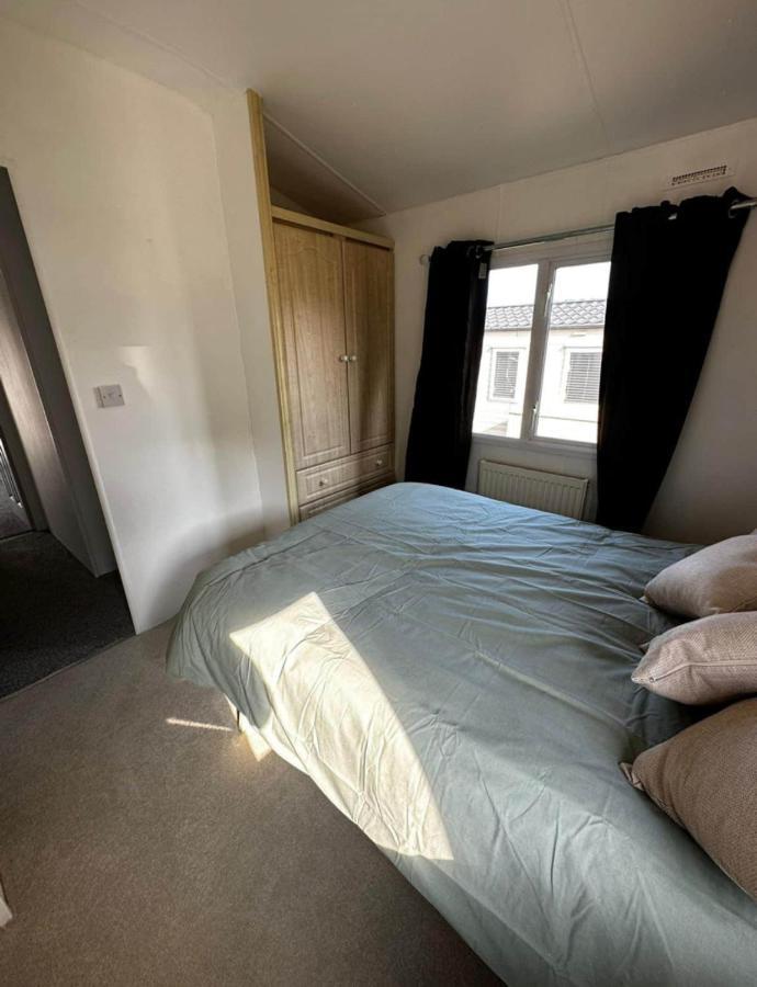 2 Bedroom Caravan With Sea Views Eastchurch Exterior photo
