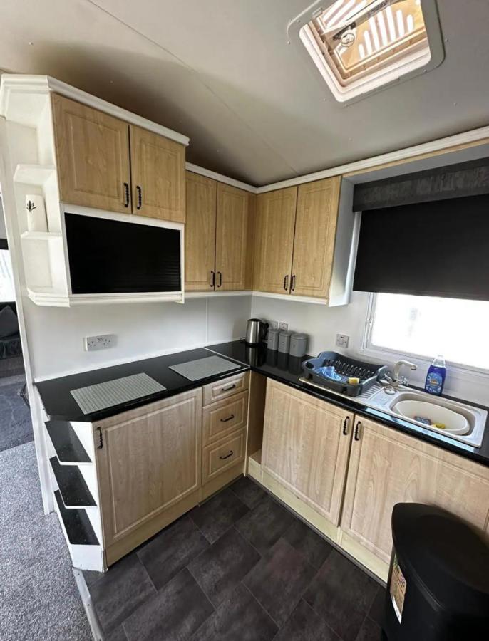 2 Bedroom Caravan With Sea Views Eastchurch Exterior photo